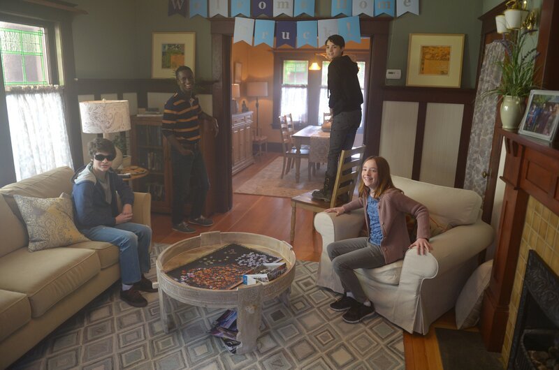 Während (v.l.n.r.) Caleb (Hunter Dillon), Shelby (Alex Barima), Verity (Brianna Hildebrand), Harper (Beatrice Kitsos) und Rose endlich die Insel verlassen wollen, versuchen die Exorzisten alles, um Andy zu retten … – Bild: 2017 Fox and its related entities. All rights reserved. Lizenzbild frei