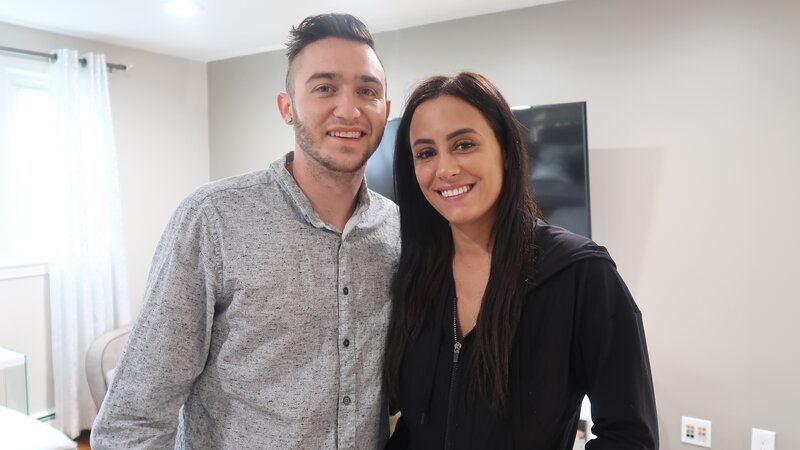 Winners Nick Rocco (left) and Jenna Lazaris (right) smile for the camera in their new dream home! – Bild: Discovery, Inc.