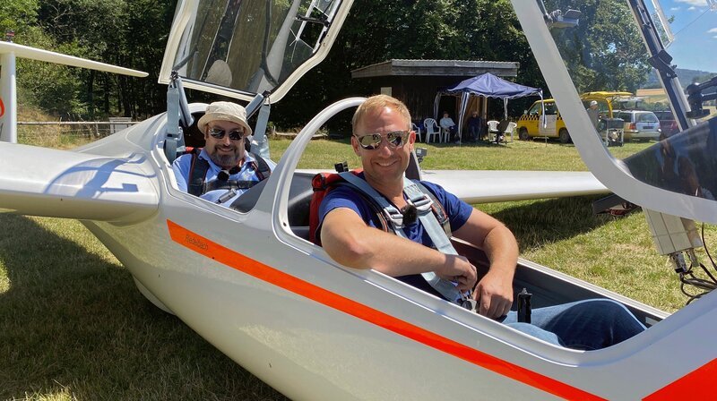 Tobias Kämmerer mit Michael (li.) vom Sportfliegerclub Riedelbach. – Bild: HR/​Lukas Lowack