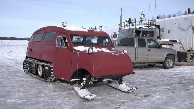 Stephan Hervieux attempts to fix the broken Bombardier. – Bild: Animal Planet /​ Discovery Communications
