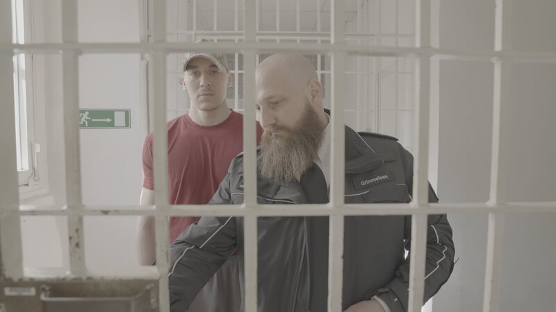 Yassin (l.) hat sich vom radikalen Islam abgewandt, weiß aber von der Agitation hinter Gittern zu erzählen. – Bild: ZDF und i & u