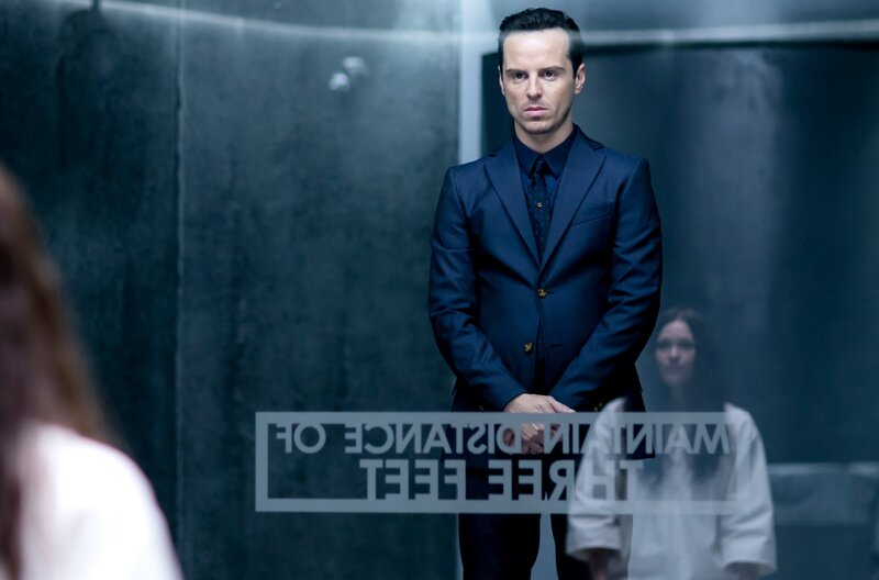 Moriarty (Andrew Scott) bei Sherlocks Schwester Euras (Sian Brooke) auf der geheimen Gefängnisinsel Sherrinford. – Bild: ARD Degeto/​BBC/​Hartswood Films 2016