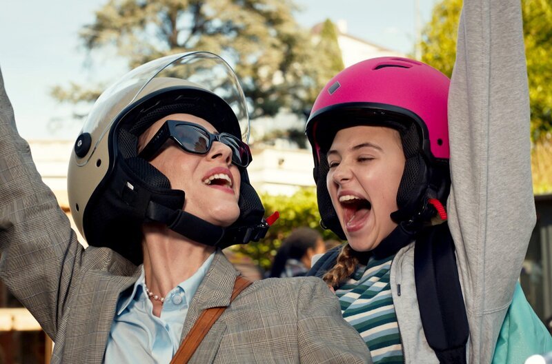 Lucy (Kensington Tallman) und Francesca (Eleonora Facchini) erkunden Rom. – Bild: SWR/​HR/​Red Monk Studios srl/​HSR S1 (FGM) Inc.