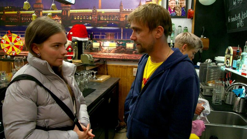 Um Joanna etwas Vertrauen entgegenzubringen, schickt Schmidti sie los, um fürs Kräsch einzukaufen. Doch zu seiner Enttäuschung kehrt sie nicht mit dem Benötigten zurück – stattdessen hat sie das Geld in Süßigkeiten investiert und faulenzt. – Bild: RTLZWEI