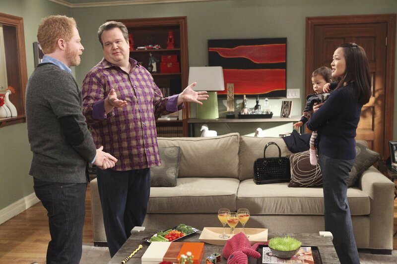 (v.li.) Mitchell (Jesse Tyler Ferguson), Cameron (Eric Stonestreet) und Dr. Miura (Suzy Nakamura) – Bild: 20th Century Fox Television