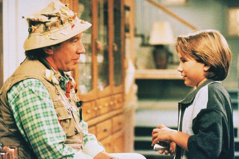 Randy (Jonathan Taylor Thomas, re.) weigert sich, weiterhin ein Zimmer mit seinem jüngeren Bruder Mark zu teilen. Tim (Tim Allen) schlägt ihm vor, den Hobbykeller auszubauen, ein „Zimmer ohne Aussicht“. – Bild: RTL