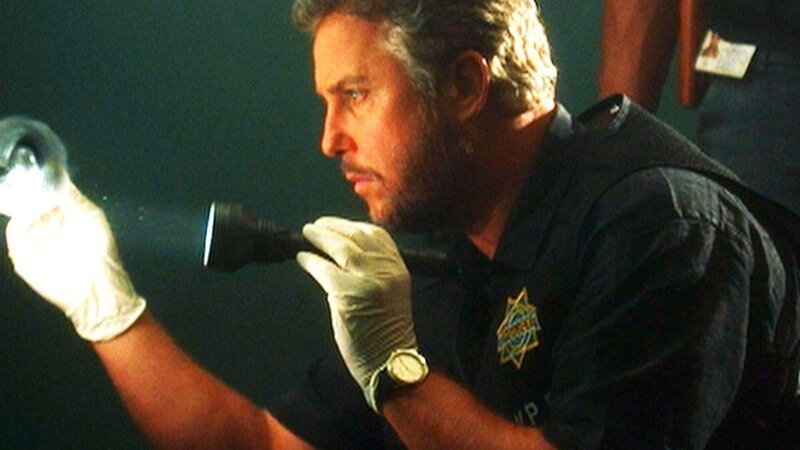 In einem Wandschrank ihrer Wohnung finden Gil Grissom (William Petersen) und sein Team die mumifizierte Leiche der pensionierten Lehrerin Madeline Foster. – Bild: MG RTL D /​ CBS