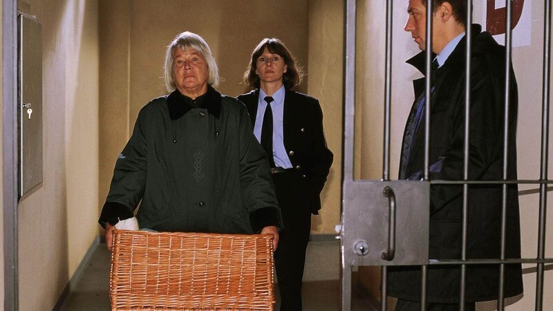Mutz (Brigitte Renner, li.) hat einen Mord, den sie gar nicht begangen hat, gestanden und geht wieder ins Gefängnis (Mi. Claudia Loerding als Jutta Adler, re. Komparse). – Bild: RTL