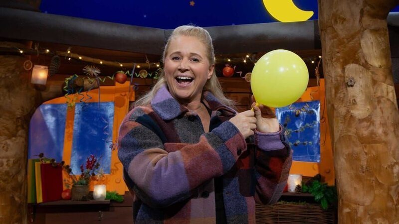 Singa schmückt das Baumhaus mit bunten Luftballons für Silvester. Was sie wohl mit einem Karton voller Hüte und Masken vorhat? – Bild: KiKA