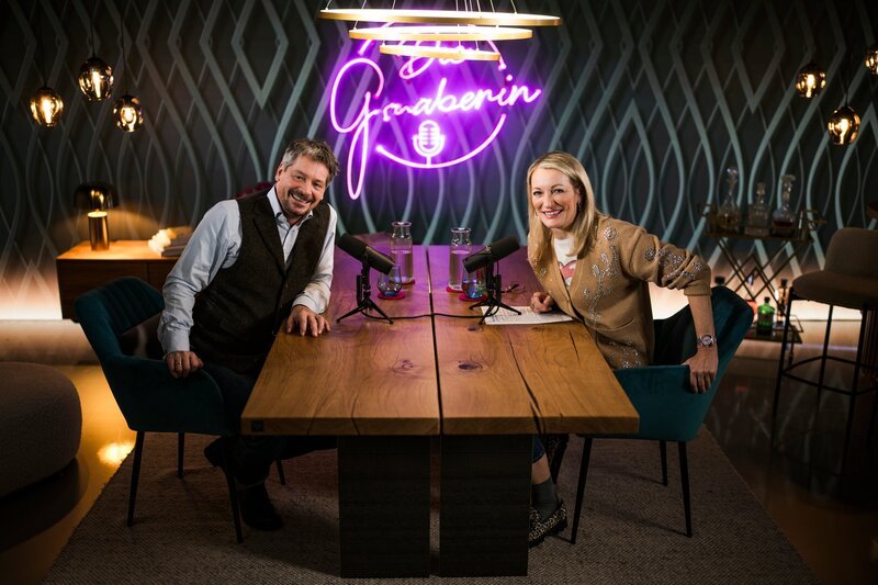 Monika Gruber und Fritz Karl – Bild: ServusTV /​ Sebastian Marko