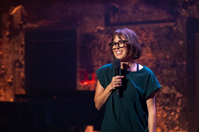 Die Kabarettistin Eva Karl Faltermeier ist zu Gast bei „Till Reiners’ Happy Hour“. – Bild: Hannes Thun /​ ZDF