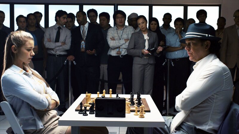 Um sein ‚Leverage‘-Team zu schützen und einen verhassten Ex-Kollegen abzulenken, nimmt Nathan Ford (Timothy Hutton) an einem Schachturnier in Kasachstan teil. Doch hat ihn seine Gegenspielerin Olivia Livingston (Ayla Kell) längst durchschaut? – Bild: TVNOW /​ TNT