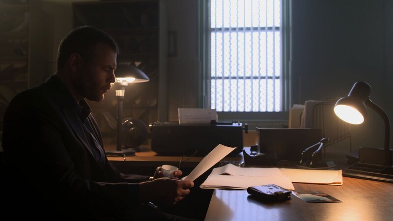 Der Mann schaut auf das Dokument, das er in der Hand hält. – Bild: Z/​abacus /​ Crime + Investigation