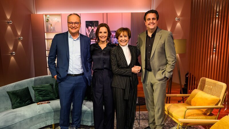 Oliver Welke (l.) und Bastian Pastewka (r.) begrüßen die Schauspielerin und Regisseurin Désirée Nosbusch (2.v.l.) sowie Moderatorin und Sängerin Paola Felix (2.v.r.) bei „Welche & Pastewka – Wiedersehen macht Freude!“. – Bild: ZDF und Willi Weber