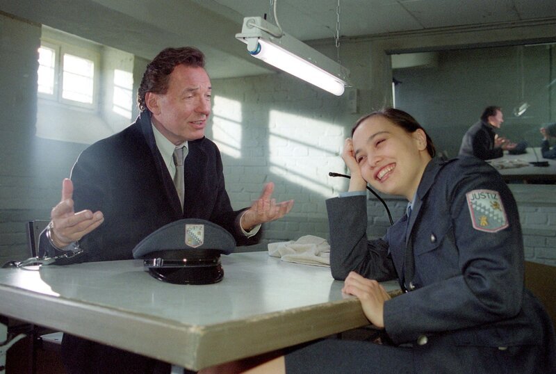 Die bekiffte Maja (Anja Reßmer, re.) hat den Überraschungsgast des Herbstfestes, Karel Gott (spielt sich selbst), als vermeintlich gefährlichen Psychopathen festgesetzt. Noch glaubt der Star an einen Scherz mit der versteckten Kamera … – Bild: RTL