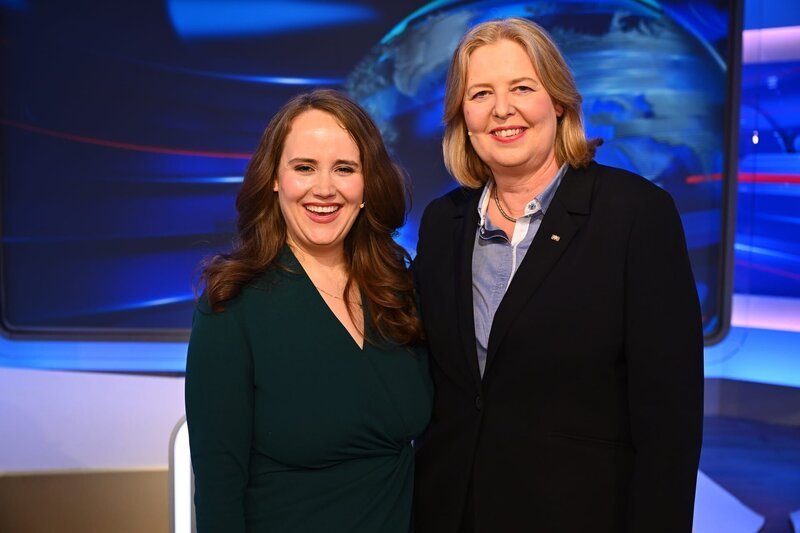 Grünen Politikerin Ricarda Lang (l.) spielt gegen SPD Vorsitzende und Bundesministerin Bärbel Bas im „heute-show extra – Das Quiz“. – Bild: ZDF and Willi Weber