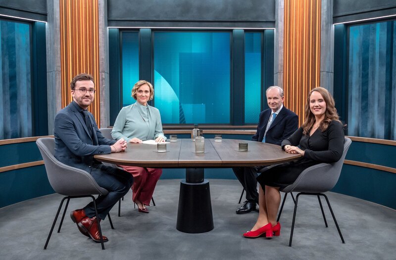 Caren Miosga (2.v.l.) mit ihren Gästen: Martin Machowecz (l.), Ferdinand von Schirach (2.v.r.) und Ricarda Lang (Die Grünen) – Bild: NDR/​Thomas Ernst