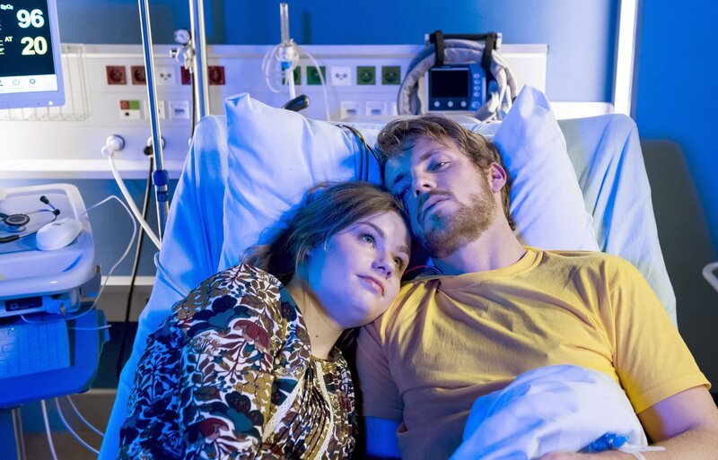 Lea (Lilli Meinhardt, l.); Kai (Niklas Osterloh, r.) – Bild: Jens-Ulrich Koch