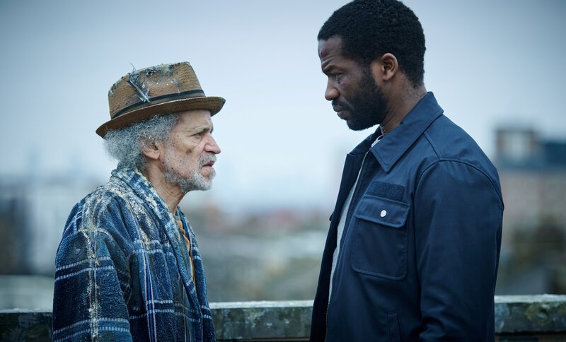 Elliot Finch (Sope Dirisu, r.) und Barkley (John Agard, l.) – Bild: Sky UK /​ Sky Vision /​ Sky UK Limited