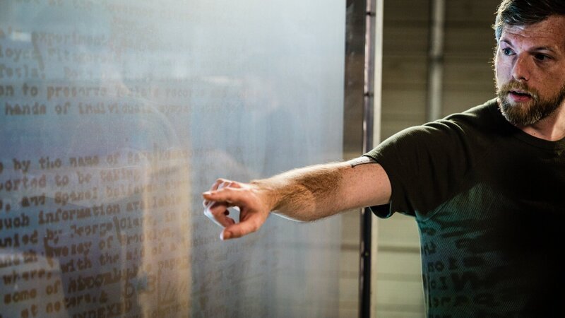 Der Militäranalytiker und Ermittler Jack Murphy untersucht die kürzlich freigegebenen FBI-Dokumente, die die mysteriösen Umstände von Nikola Teslas Tod betreffen. – Bild: Discovery Channel /​ Discovery Communications