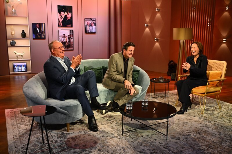 Die mitgebrachten TV-Clips von Gästin Désirée Nosbusch (r.) bringen Oliver Welke (l.) und Bastian (M.) Pastewka zum Lachen. – Bild: ZDF und Willi Weber