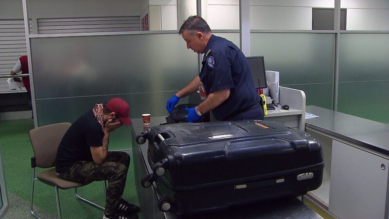 Um Verstöße am Flughafen Melbourne zu vermeiden, haben die Zollbeamten alles im Auge, was ungewöhnlich erscheint – Bild: Seven Productions 2018 Lizenzbild frei