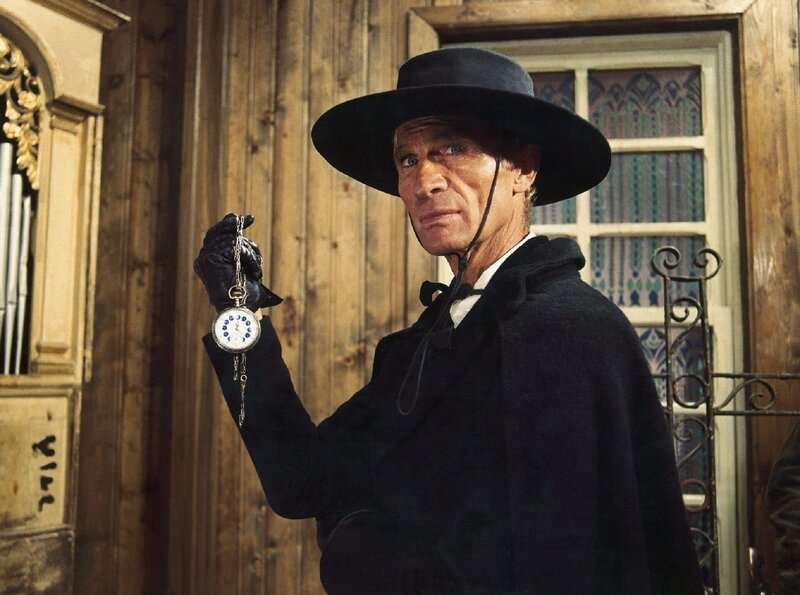 Burton (Gordon Mitchell) setzt dem Sheriff von Silvertown ein Ultimatum – wird er auf das Tauschgeschäft eingehen? – Bild: ZDF und Sancrosiap S.p.A. und Beta Film Burton (Gordon Mitchell) setzt dem Sheriff von Silvertown ein Ultimatum – wird er auf das Tauschgeschäft eingehen? – Bild: ZDF und Sancrosiap S.p.A. und Beta Film