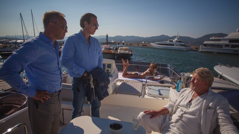 Jeppe Schøitt (Jon Øigarden, l.) und Adam Veile (Simon J. Berger, M.) wollen einen Freund unterstützen, doch dessen vermeintlicher Bedroher Martin Beskow (Rolf Lassgård, r.), konfrontiert sie mit einer schockierenden Neuigkeit. – Bild: ZDF und Ingeborg Klyve