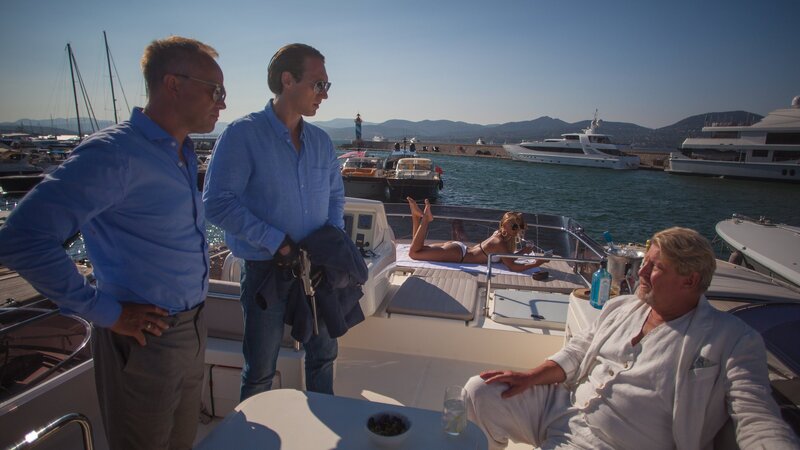 Jeppe Schøitt (Jon Øigarden, l.) und Adam Veile (Simon J. Berger, M.) wollen einen Freund unterstützen, doch dessen vermeintlicher Bedroher Martin Beskow (Rolf Lassgård, r.), konfrontiert sie mit einer schockierenden Neuigkeit. – Bild: ZDF und Ingeborg Klyve