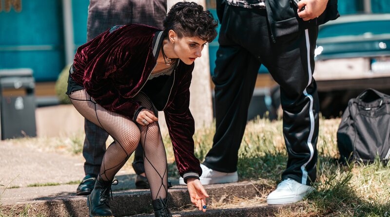 Wer murmelt, spielt gerne: Luisa Becker (Jasmina Al Zihairi) – Bild: SR/​Manuela Meyer