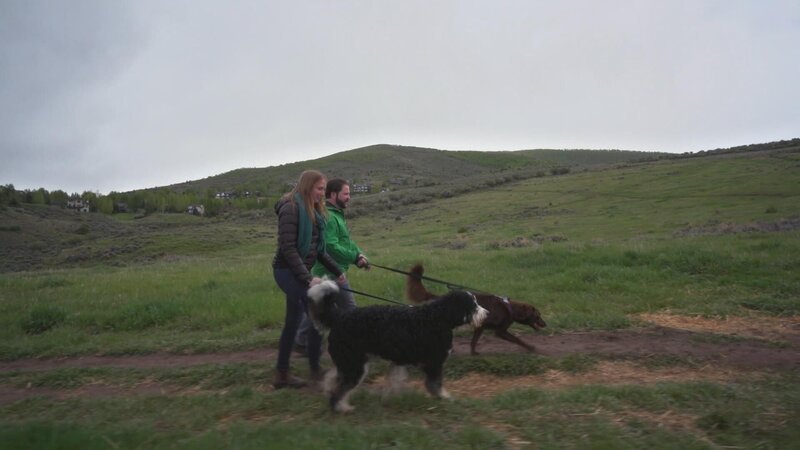 Momentan leben Tony und Colleen in zwei getrennten Appartements in Avon, doch das Paar träumt von einem gemeinsamen Haus in den Rocky Mountains. Am liebsten würden sie ins Vail Valley, Colorado, ziehen, da es von dort nur ein Katzensprung zu Skipisten und Wanderwegen ist. Die beiden hätten gerne ein Eigenheim mit großer Wohnküche, um Freunde zu bewirten, außerdem zwei Gästezimmer und einen großen Garten für ihre Hunde. – Bild: HGTV