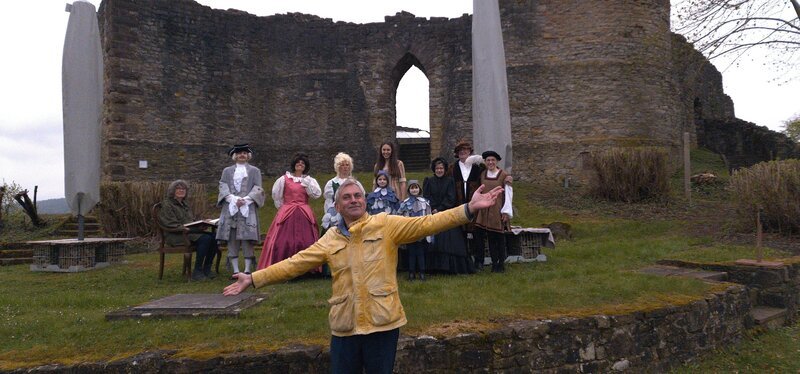Wladimir Kaminer besucht eine Aufführung von „Aschenputtel“ mit den Darstellern der Laienspielgruppe in der Burgruine Polle. – Bild: ZDF und Nadja Kölling