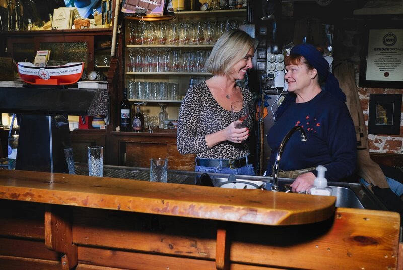 Auch wenn sie jetzt nur noch selten hinterm Tresen steht: Bierzapfen verlernt man nicht, sagt Stralsunds bekannteste Kneipenwirtin Hanni Höpner. – Bild: NDR