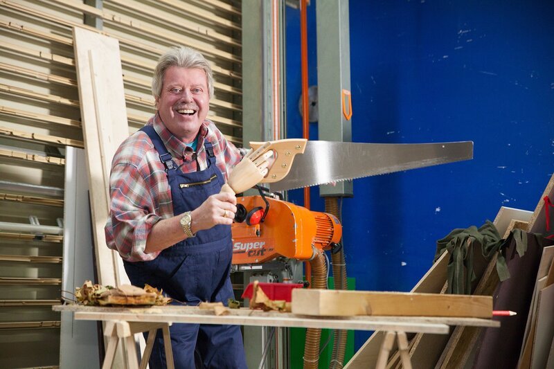 Volker zeigt, dass man auch mit Werkzeugen Musik machen kann. – Bild: KiKA/​MingaMedia/​Holger Kast