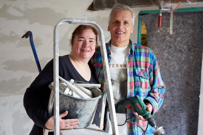 In Stollhamm stapeln sich Fitnessgeräte. Die sollen einen festen Platz kriegen – auf dem Dachboden. Der ist weder isoliert, noch hell. – Bild: MG RTL D