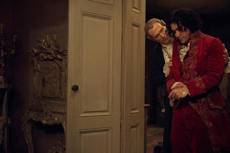 l-r: Antonio Salieri (Paul Bettany), Wolfgang Amadeus Mozart (Will Sharpe). – Bild: Adrienn Szabo /​ Sky Studios /​ Sky UK Ltd