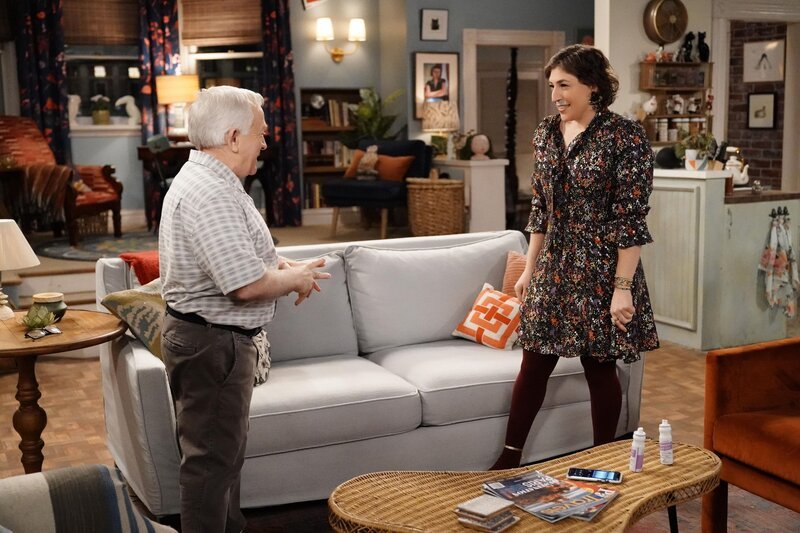 Phil (Leslie Jordan, l.); Kat (Mayim Bialik, r.) – Bild: Lisa Rose