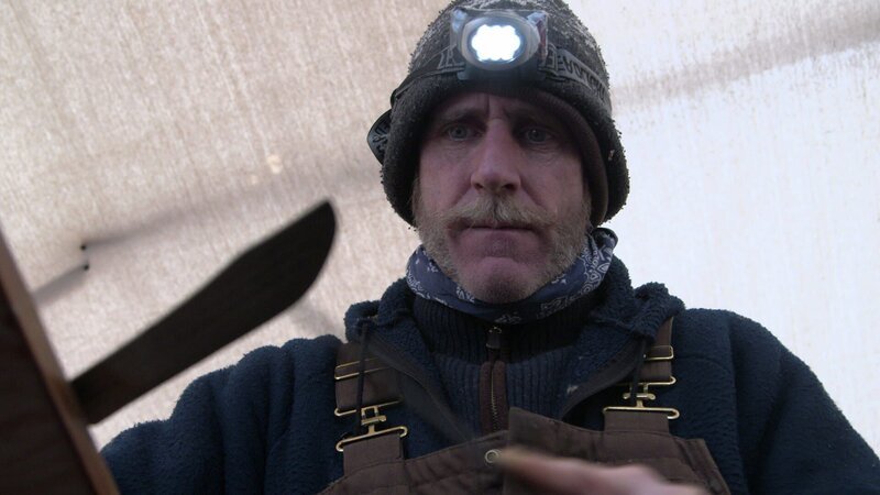 „Pike“ Mike Harrison preparing his fishing gear. – Bild: Discovery Communications