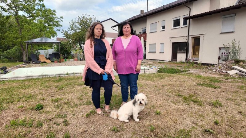 Jutta und Viviane Böhm wollen sich einen lang gehegten Wunsch erfüllen: einen Pool im Garten. Stattdessen ähnelt ihr Grundstück nun einer Schutthalde. – Bild: RTL /​ Eikon Nord /​ Baupfusch – Risiko in Haus und Garten