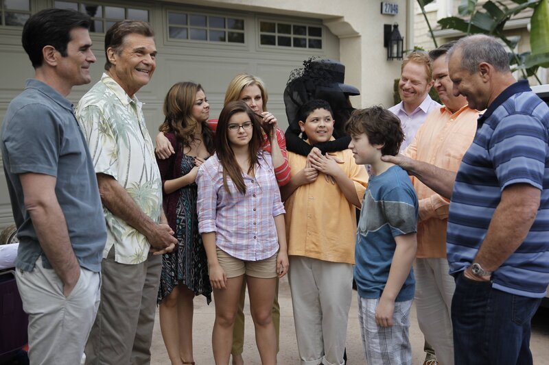 (v.l.) Phil (Ty Burrell), Frank (Fred Willard), Haley (Sarah Hyland), Alex (Ariel Winter), Claire (Julie Bowen), Manny (Rico Rodriguez), Gloria (Sofía Vergara), Luke (Nolan Gould), Mitchell (Jesse Tyler Ferguson), Cameron (Eric Stonestreet) und Jay (Ed O’Neill) – Bild: ViacomCBS /​ Hopper Stone