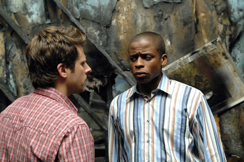 PSYCH -- „If You’re So Smart, Then Why Are You Dead?“ -- Pictured: (l-r) James Roday as Shawn Spencer, Dule Hill as Burton „Gus“ Guster -- USA Network Photo: Alan Zenuk – Bild: USA Network /​ UNIVERSAL CHANNEL