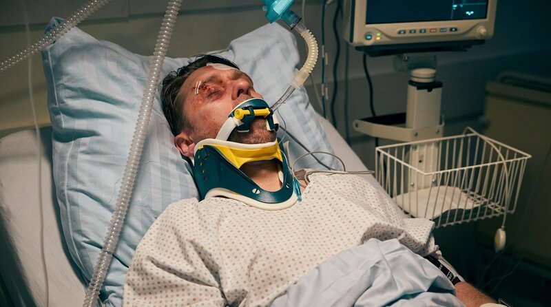 Ben Ritter (Peter Fieseler) wurde unter noch ungeklärten Umständen von einem Auto angefahren und liegt im Koma. – Bild: ARD/​Rudolf Wernicke