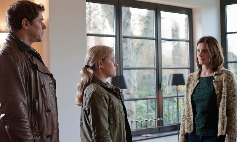 ARD HEITER BIS TÖDLICH – MORDEN IM NORDEN, neue Krimiserie am Vorabend mit 16 Folgen, Folge 8 „Hals über Kopf“, am Dienstag (10.04.12) um 18:30 Uhr im Ersten. Der Lübecker Schlagersänger Hauke Österbotten wurde Opfer eines Mordanschlags. Sandra (Marie-Luise Schramm, M.) und Finn (Sven Martinek, l.) sprechen mit Andrea Österbotten (Elisabeth Baulitz, r.), der Frau des Toten. – Bild: ARD/​Georges Pauly