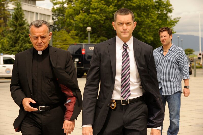 PSYCH – „The Devil is in the Details & the Upstairs Bedroom“ – (l-r) Ray Wise as Father Westley, Timothy Omundson as Carlton Lassiter, James Roday as Shawn Spencer – Bild: USA Network /​ UNIVERSAL CHANNEL /​ Alan Zenuk