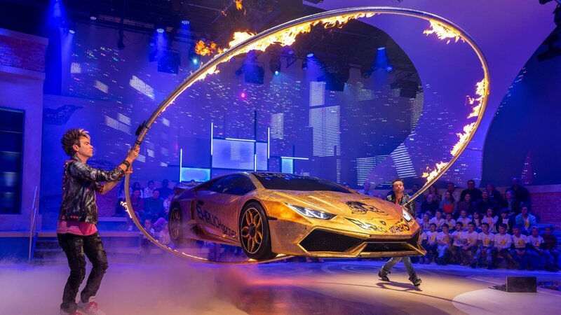 Die Ehrlich Brothers lassen einen Sportwagen im Studio schweben! Wie machen sie das bloß? – Bild: ZDF und Ralf Wilschewski