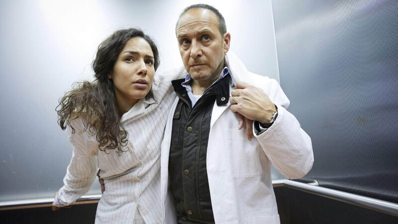 Auf der Flucht erzählt Dinaj (Amy Mußul) Semir (Erdogan Atalay) von den Plänen des Königs. – Bild: MG RTL D /​ Guido Engels