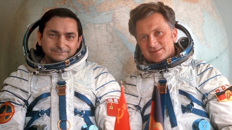 1978 fliegen der sowjetische Kosmonaut Waleri Bykowski (l.) und Sigmund Jähn (r.) gemeinsam ins All. In der DDR gefeiert als ein Höhepunkt der Freundschaft mit dem „Großen Bruder“. Doch wie weit ging diese Verbundenheit jenseits großer Ereignisse tatsächlich? – Bild: dpa