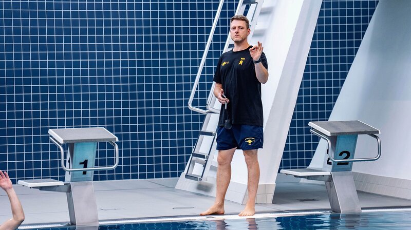 Ausbilder Martin behält die Lehrgangsteilnehmer im Blick. – Bild: NDR/​Erike Köhler