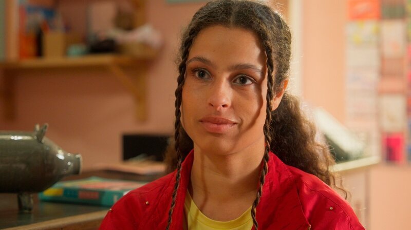 Jess (Juana Nagel) ist glücklich über die gelungene Lesung inklusive Live-Stream. Auch Ellie (Kim Biebow m.) freut sich über den Erfolg und küsst Jonas (Patrick Schlegel) im Überschwang, der sich gerne darauf einlässt … – Bild: NDR