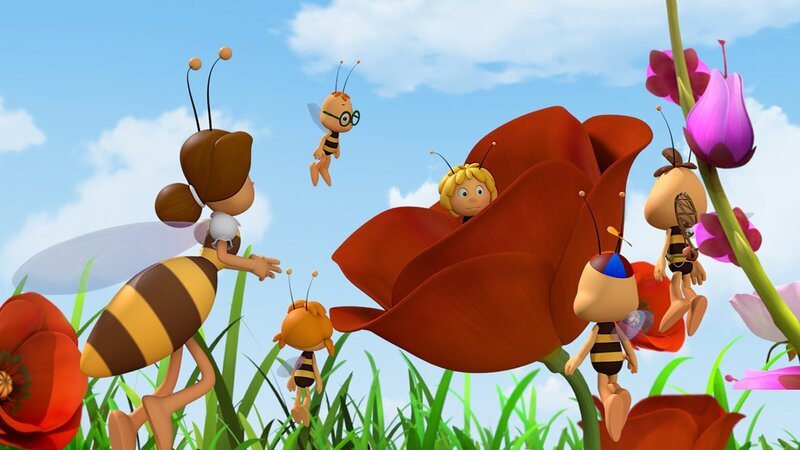 Frau Kassandra findet Maja auf der Wiese und schickt sie zur Königin. – Bild: ZDF und Studio 100 Animation